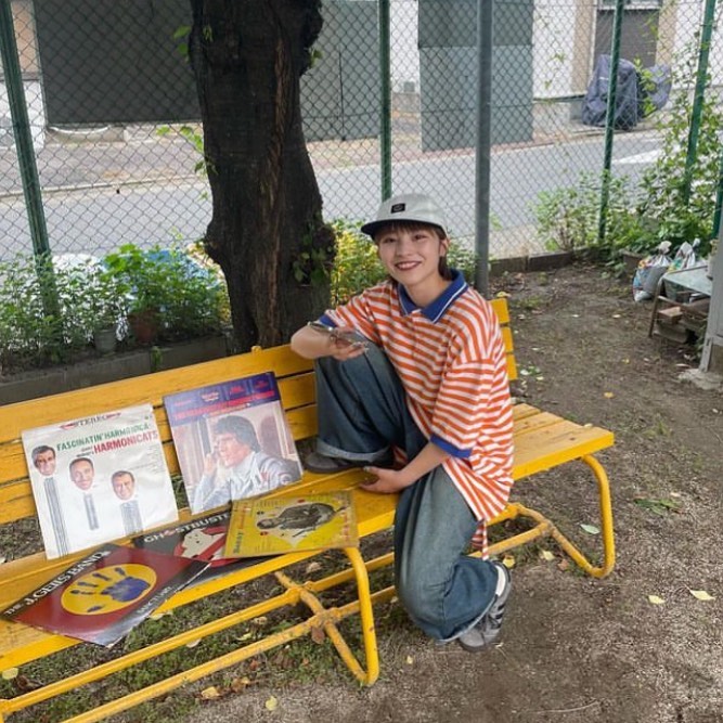 10.濃いめの太デニムにビタミンカラーで夏っぽいスト女コーデ