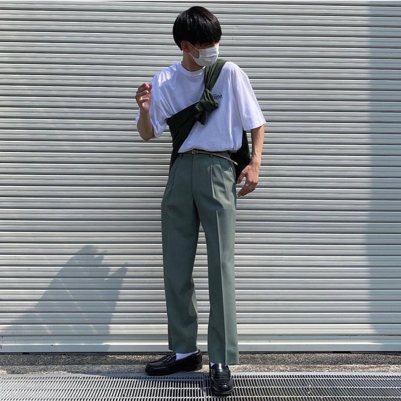 2.オーバーサイズのトップスはタックインしてカジュアルに