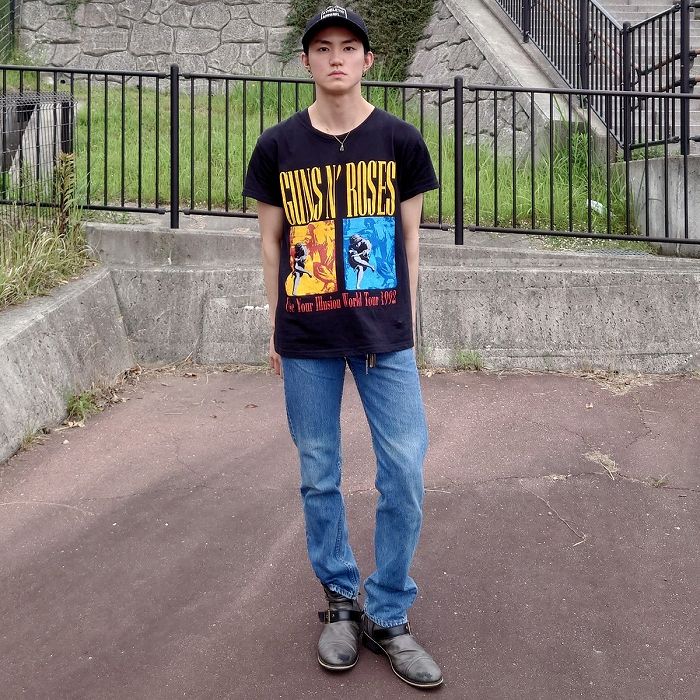 バンドTシャツ×デニムパンツ
