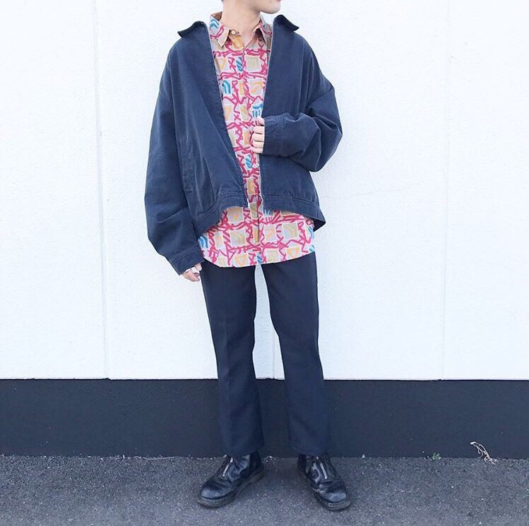 柄シャツ × 黒アイテム コーデ