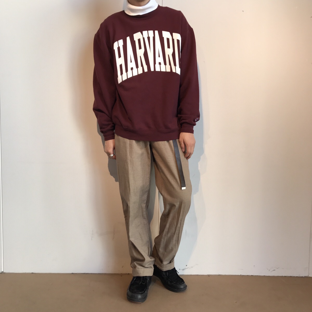 スウェット × ハイネック コーデ