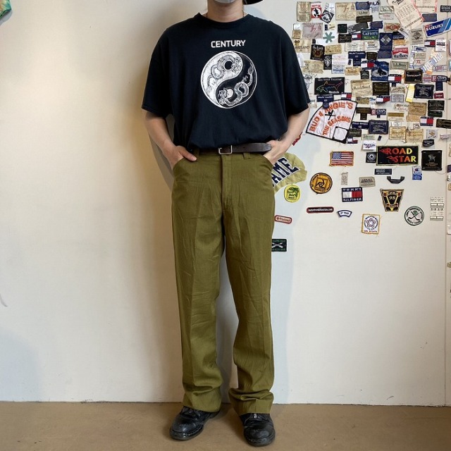 Tシャツ×スラックスコーデ