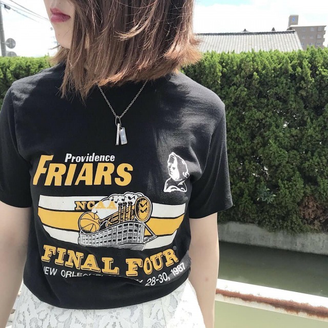 古着スカートに合わせるカジュアルTシャツ